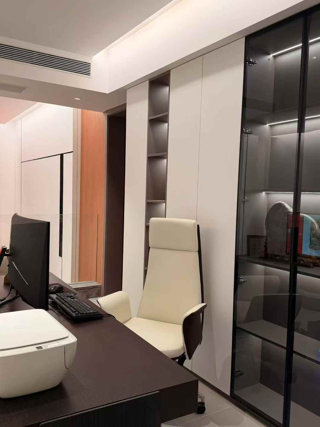 Современная квартира — кабинет