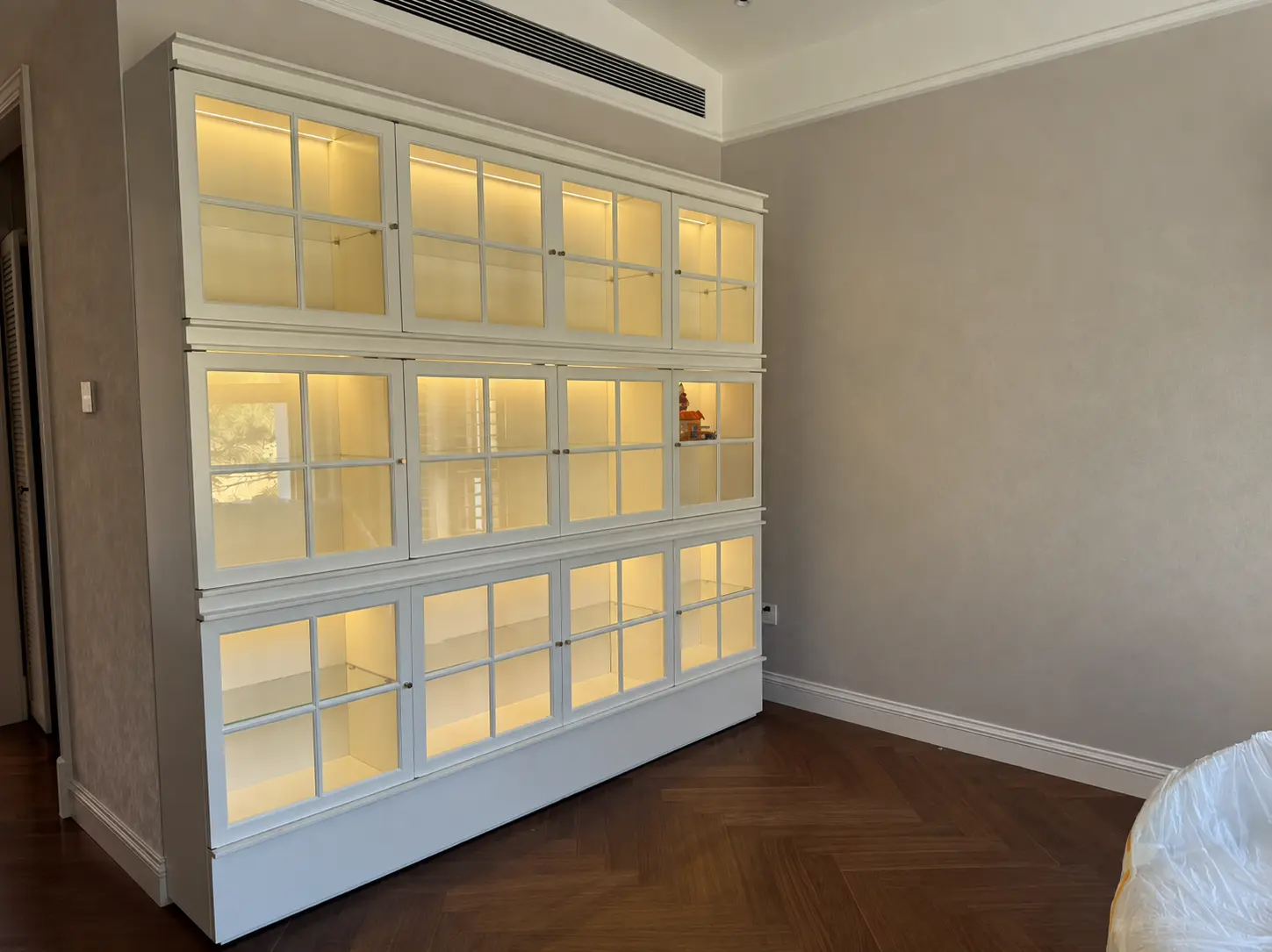 Display cabinet in the private residence interior
